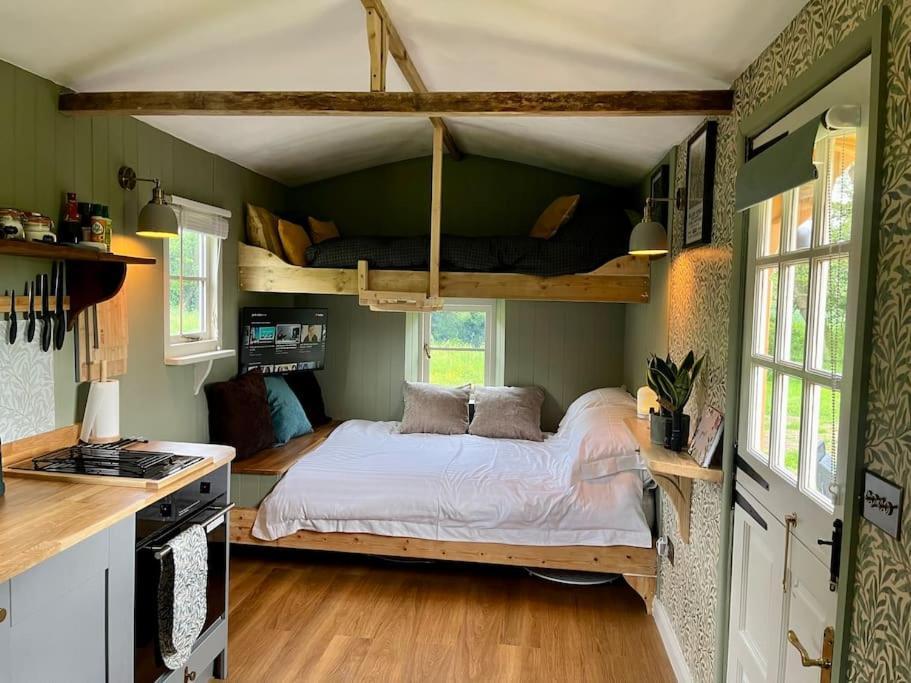 Mountbatten Shepherds Hut & Buckhurst Shepherds Hut Ashford  Ngoại thất bức ảnh
