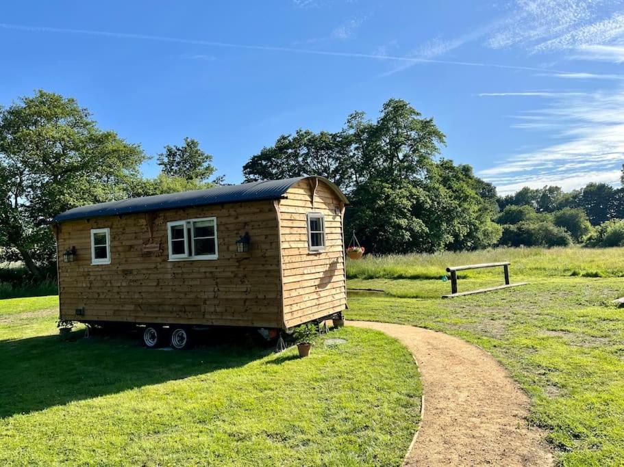 Mountbatten Shepherds Hut & Buckhurst Shepherds Hut Ashford  Ngoại thất bức ảnh