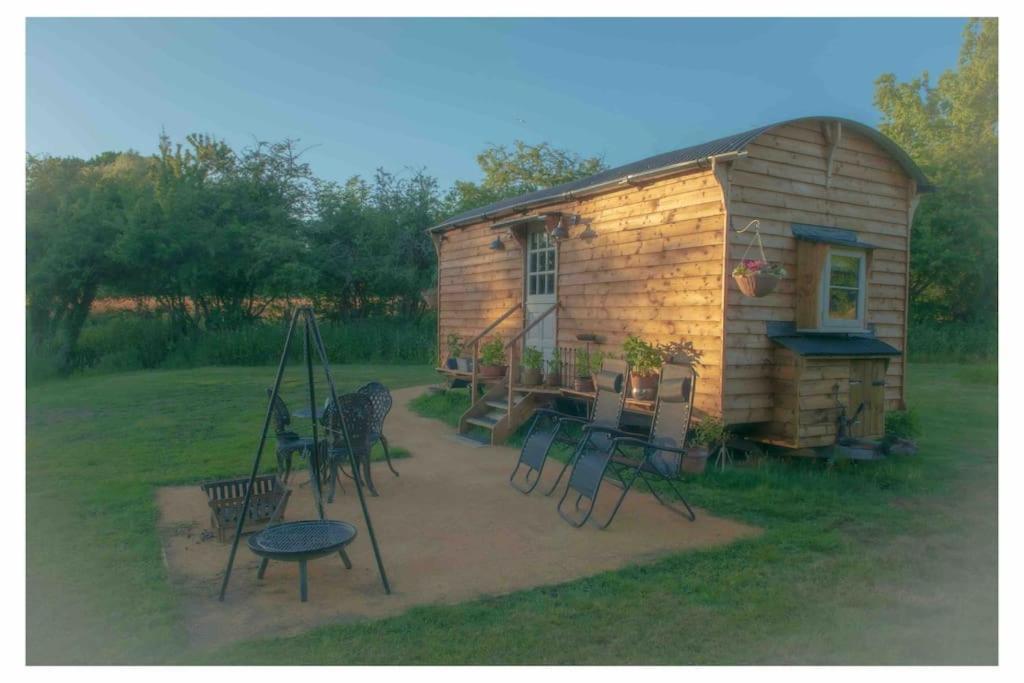 Mountbatten Shepherds Hut & Buckhurst Shepherds Hut Ashford  Ngoại thất bức ảnh