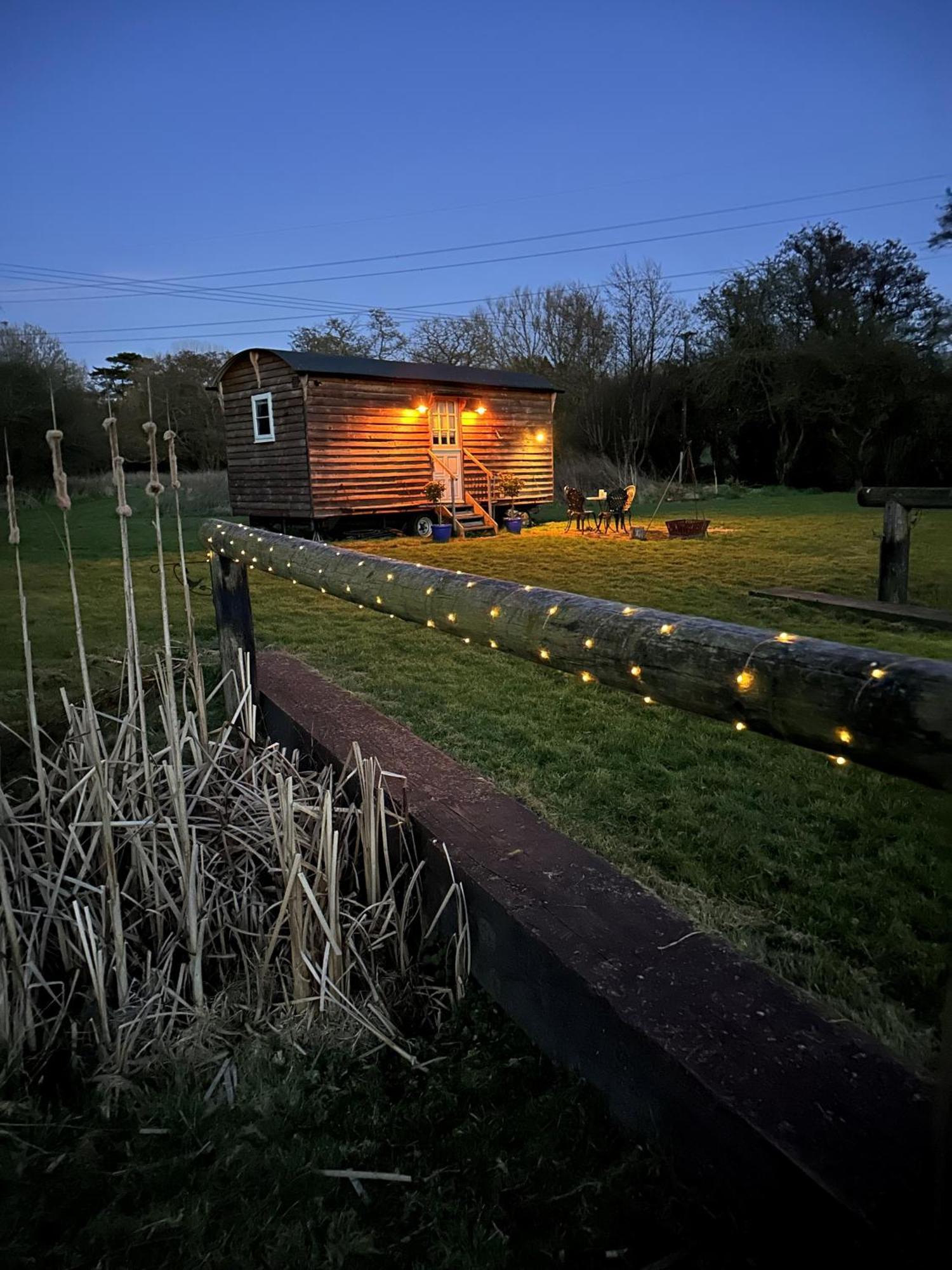 Mountbatten Shepherds Hut & Buckhurst Shepherds Hut Ashford  Ngoại thất bức ảnh