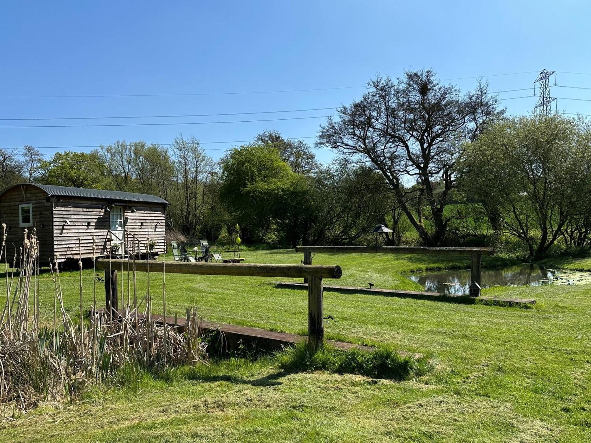 Mountbatten Shepherds Hut & Buckhurst Shepherds Hut Ashford  Ngoại thất bức ảnh