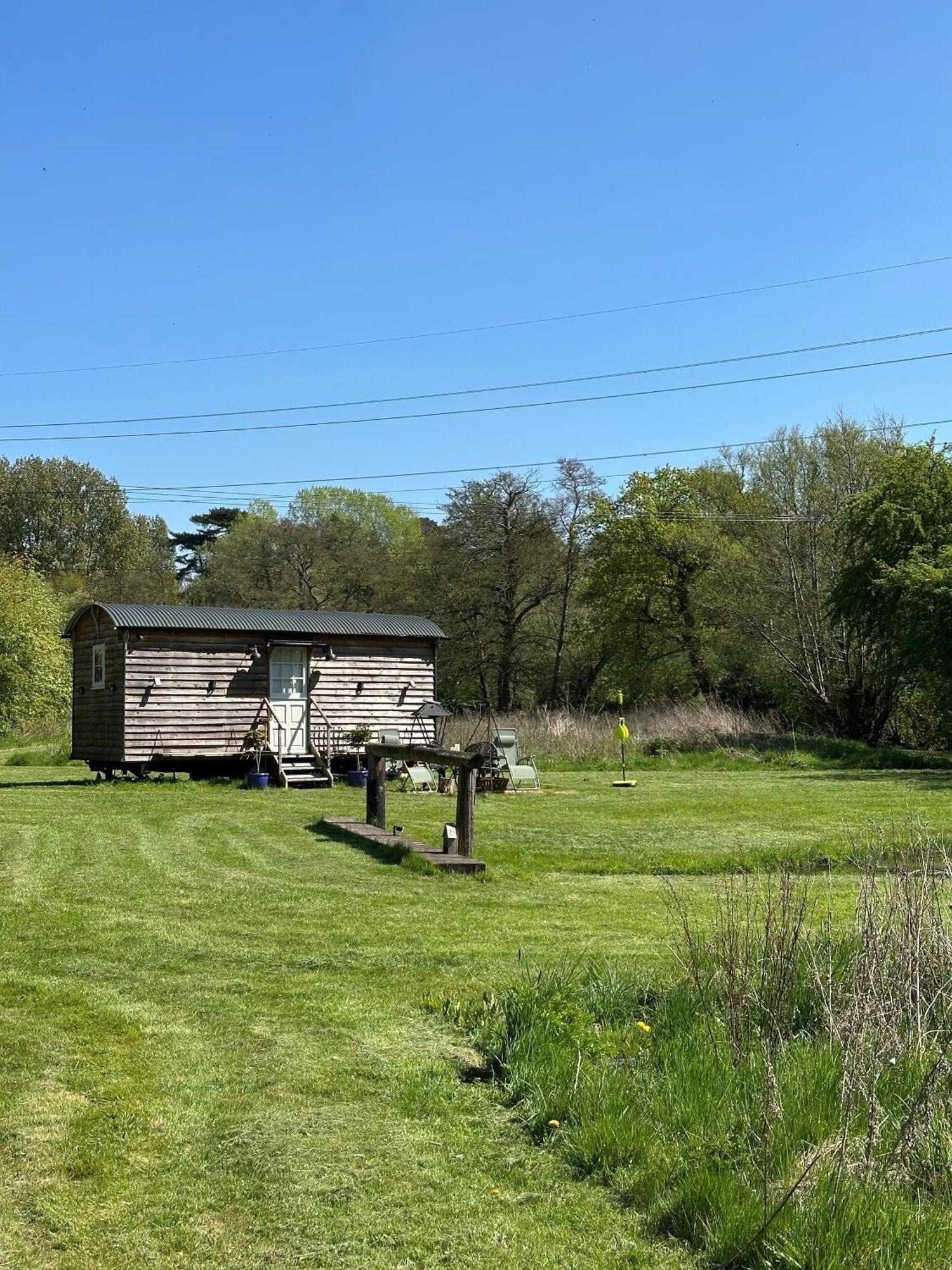 Mountbatten Shepherds Hut & Buckhurst Shepherds Hut Ashford  Ngoại thất bức ảnh