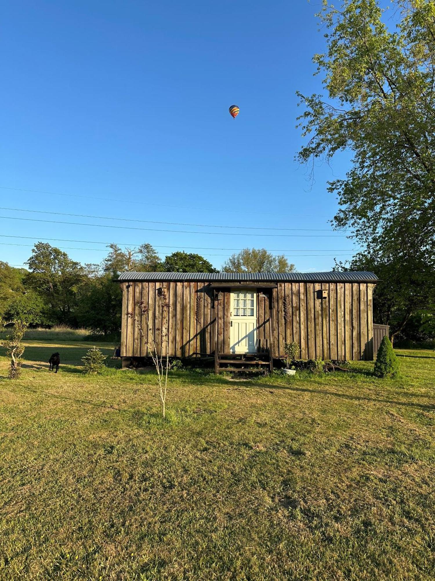 Mountbatten Shepherds Hut & Buckhurst Shepherds Hut Ashford  Ngoại thất bức ảnh